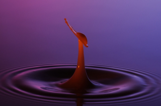 Tropfen in Wasser / Drops in water