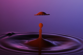 Tropfen in Wasser (216)