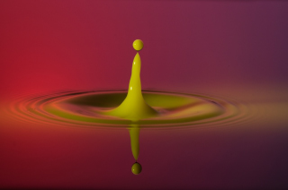 Tropfen in Wasser (319)